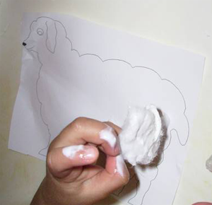 Collez le coton sur le dessin du mouton