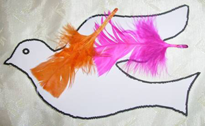 Collez les plumes sur le dessin de l'oiseau